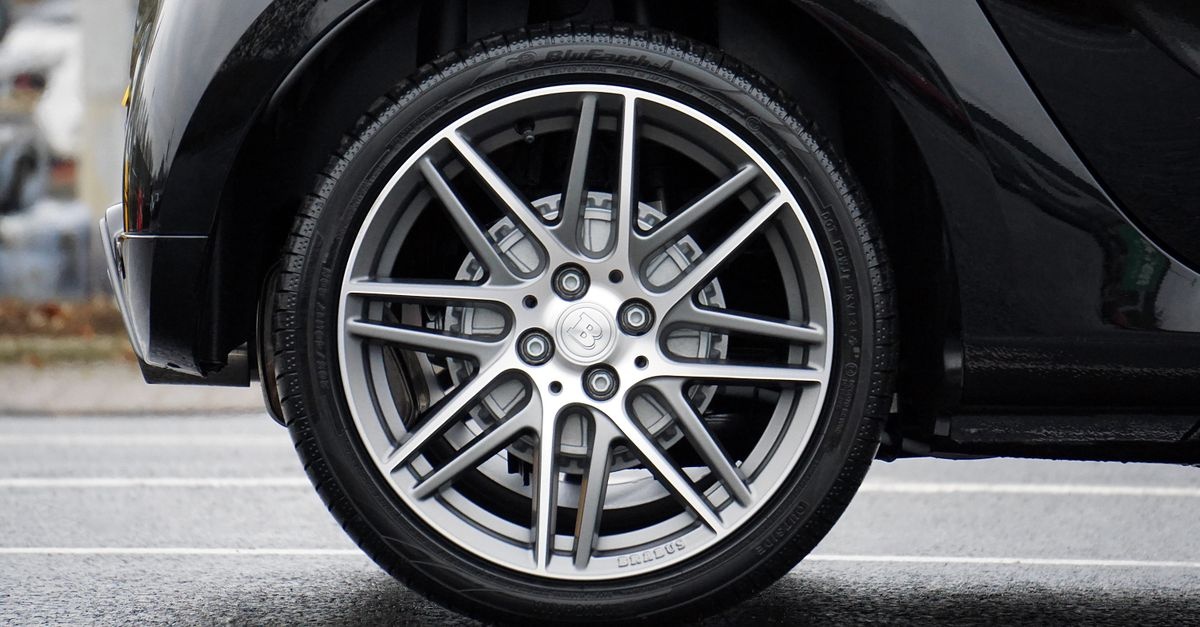 Geometria kół: kiedy warto ją zrobić i po czym poznać, że auto jej potrzebuje?