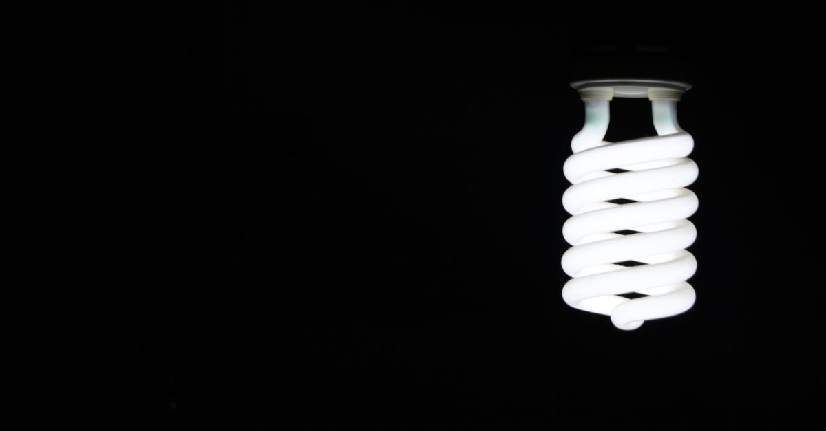 Jak obniżyć rachunki i zużycie prądu w zakładzie? Praktyczne sposoby na realne oszczędności energii