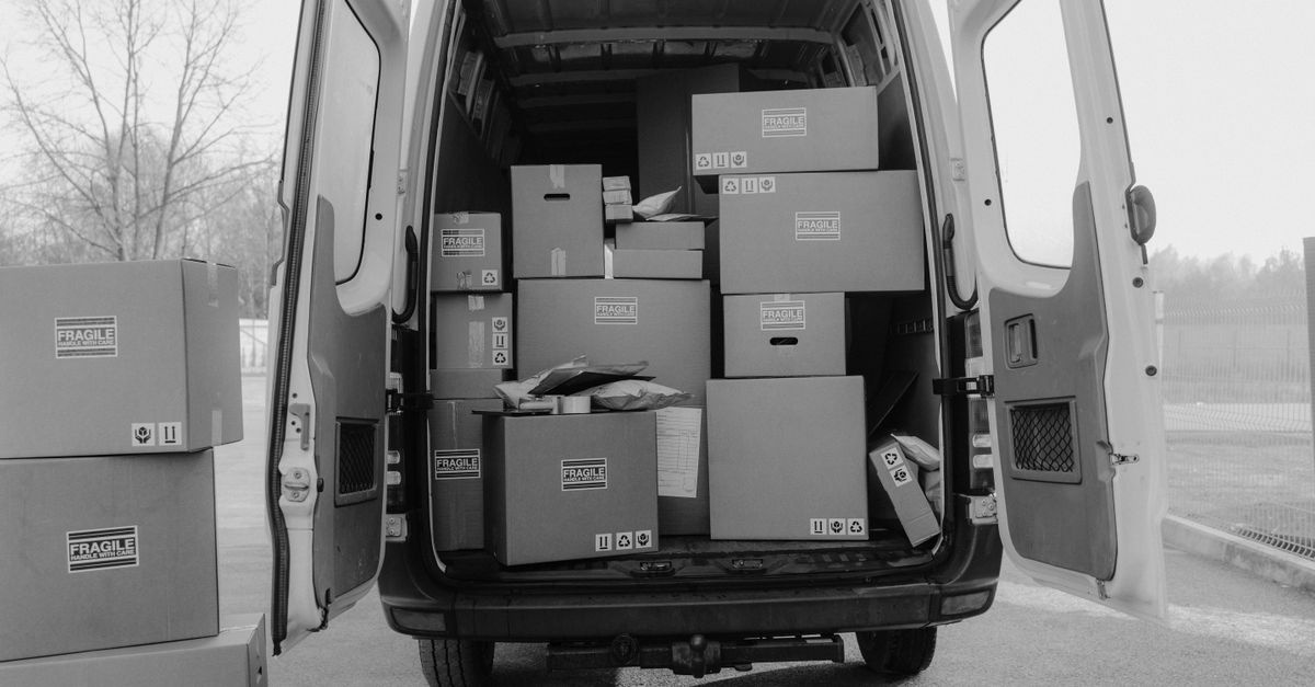 Jak zabezpieczyć towar w drodze? Praktyczny przewodnik po ubezpieczeniu ładunku w transporcie