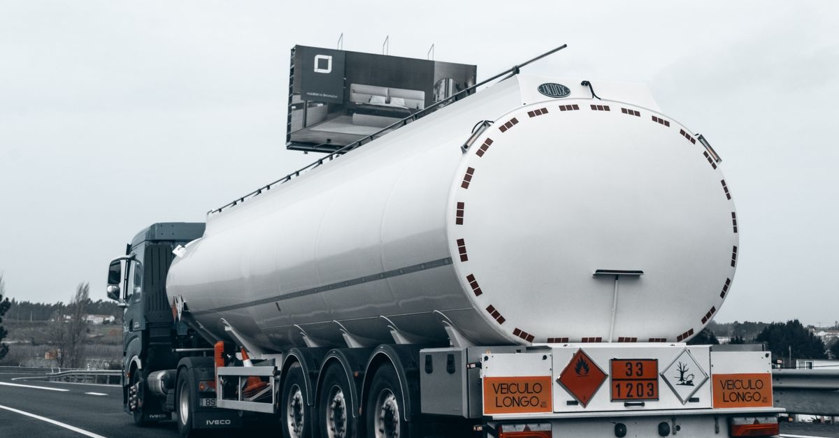 Jak bezpiecznie i sprawnie przewozić towary? Praktyczny przewodnik po transporcie drogowym ładunków
