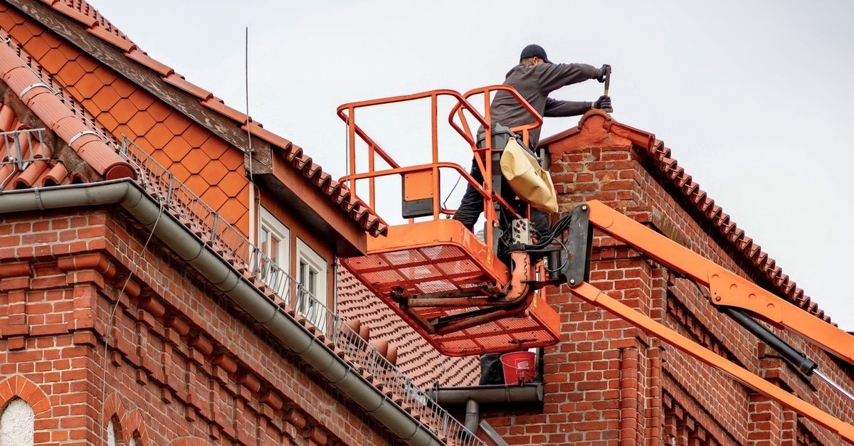 Gdy dach przecieka: skuteczne sposoby na szybkie zlokalizowanie i naprawę problemu