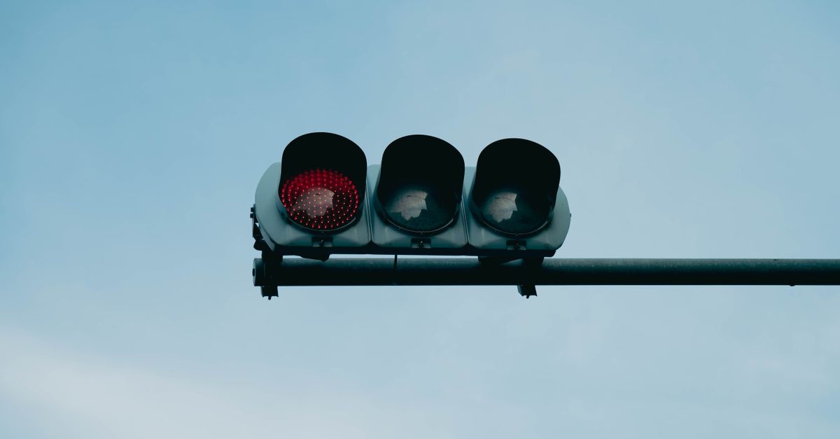 Dlaczego auto gaśnie na światłach? Najczęstsze przyczyny i szybkie sposoby diagnozy