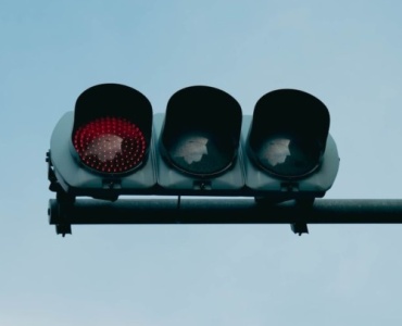 Dlaczego auto gaśnie na światłach? Najczęstsze przyczyny i szybkie sposoby diagnozy