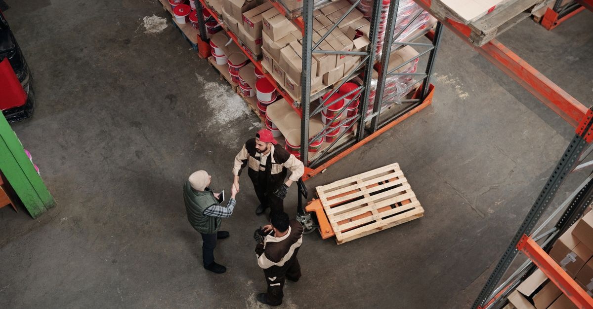 Jak usprawnić przewóz towarów między magazynami i zyskać czas, kontrolę oraz niższe koszty?